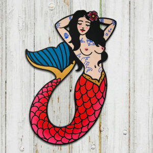Sirena de madera MDF pintada a mano con tatuajes old school y detalles dorados, pieza artesanal de decoración inspirada en tatuajes