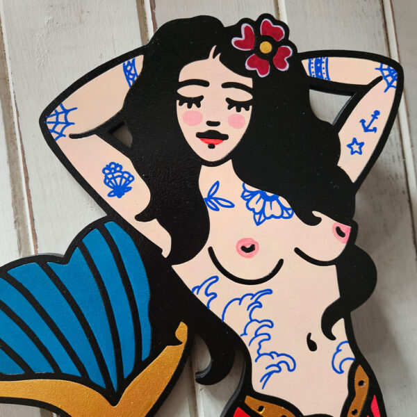 Sirena de madera MDF pintada a mano con tatuajes old school y detalles dorados, pieza artesanal de decoración inspirada en tatuajes