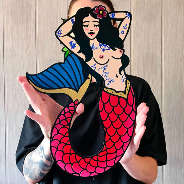 Sirena de madera MDF pintada a mano con tatuajes old school y detalles dorados, pieza artesanal de decoración inspirada en tatuajes