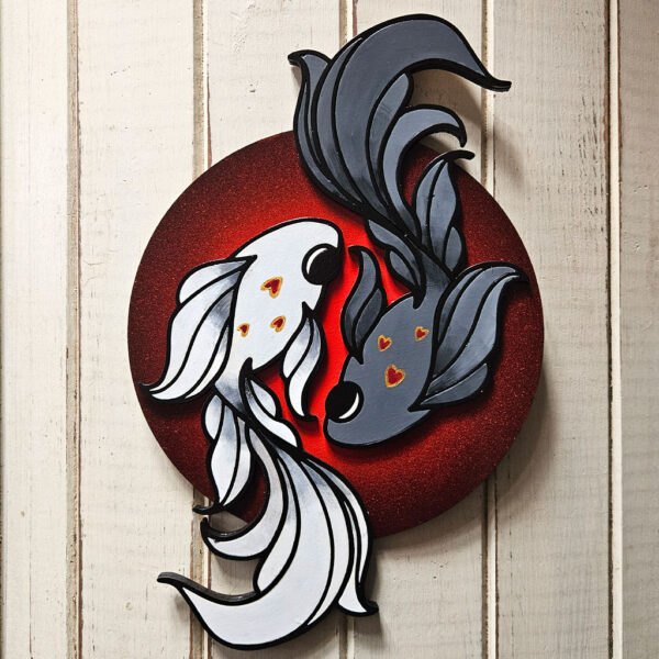 in Yang de peces en madera MDF pintada a mano con estilo tatuaje old school, obra artesanal de decoración inspirada en tatuajes