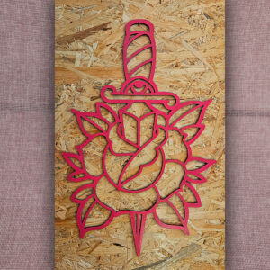 Puñal y rosa decorativa en madera
