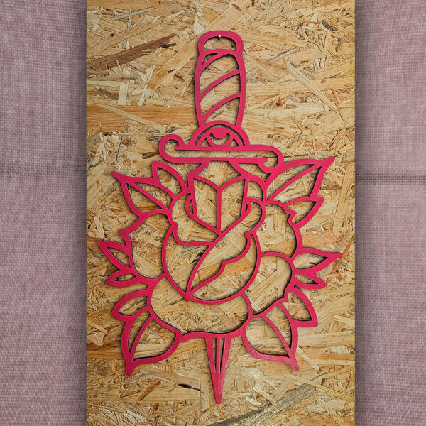 Puñal y rosa decorativa en madera